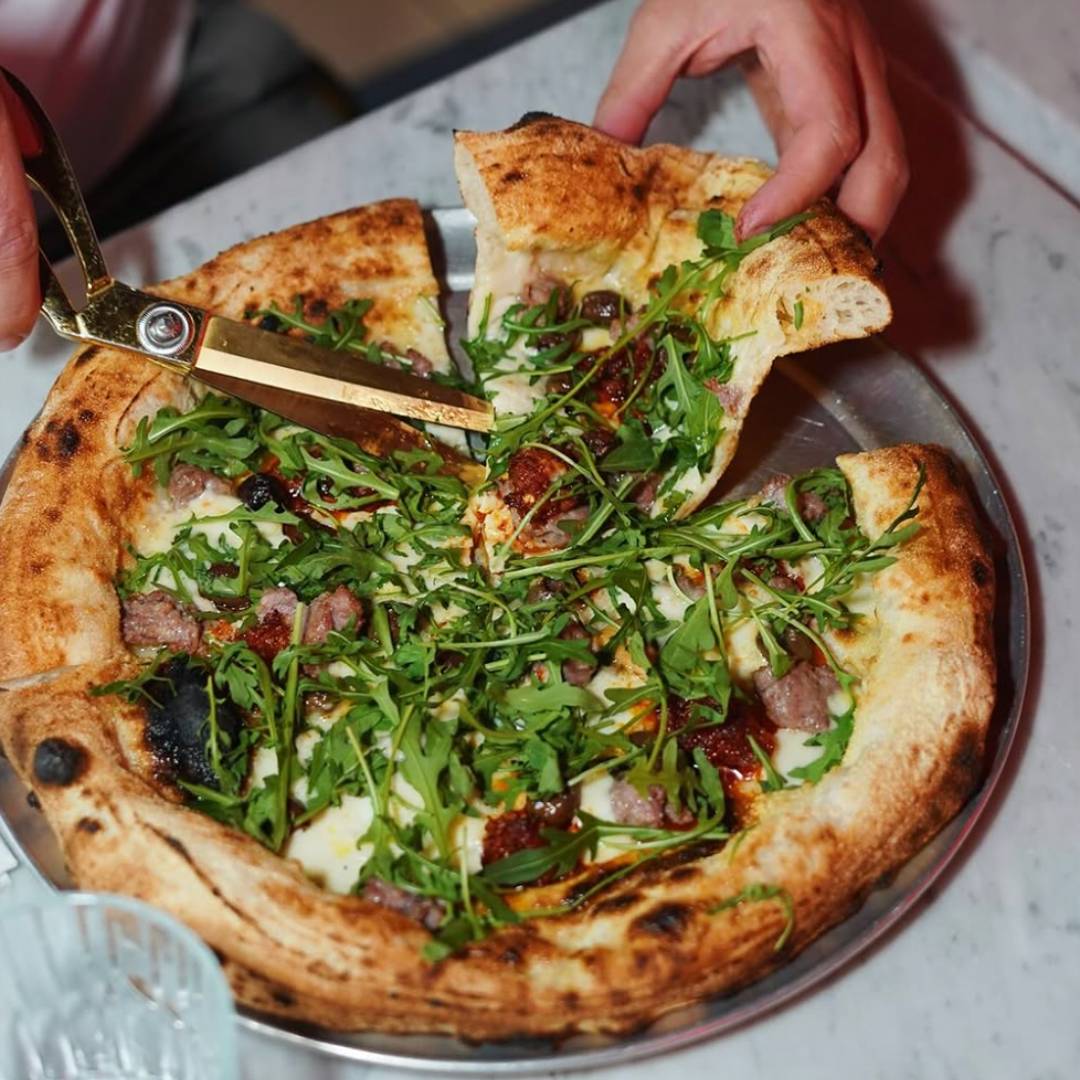 Pizza z pece v restauraci Neapolis